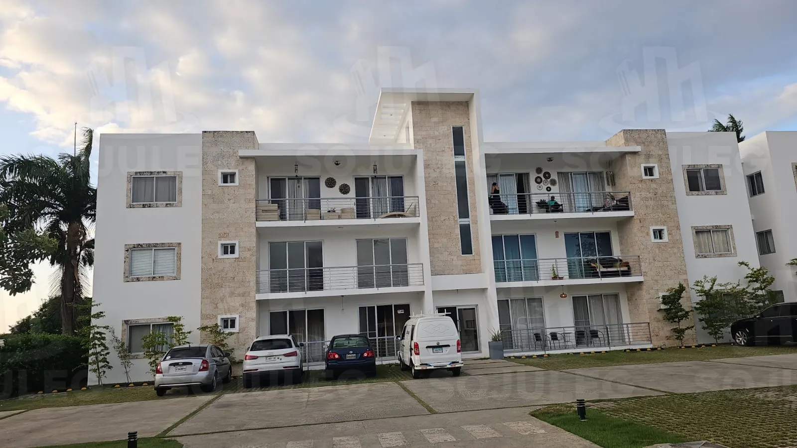 Espacioso Apartamento en Urbanización Cerrada