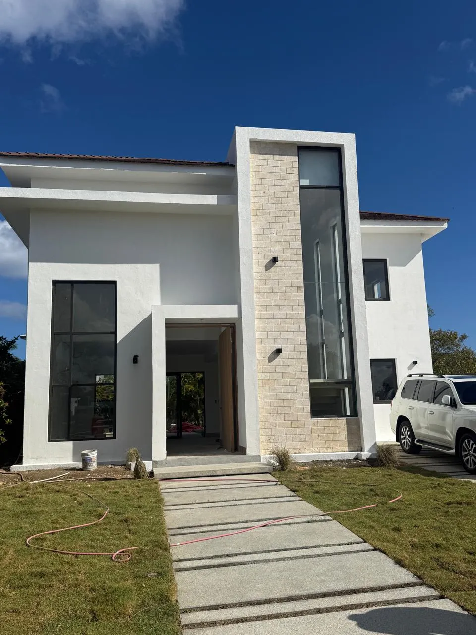 Nueva villa moderna en zona costera